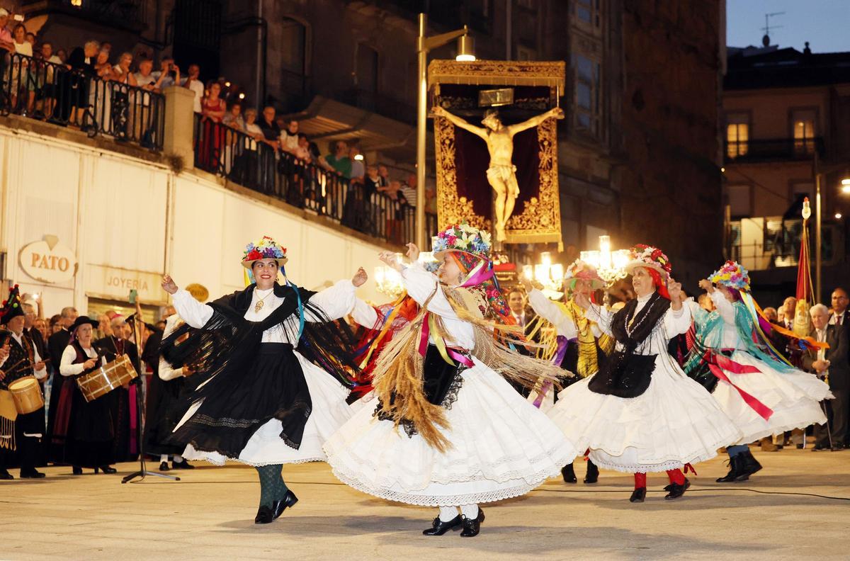 Multitudinaria devoción por el Cristo de la Victoria en Vigo