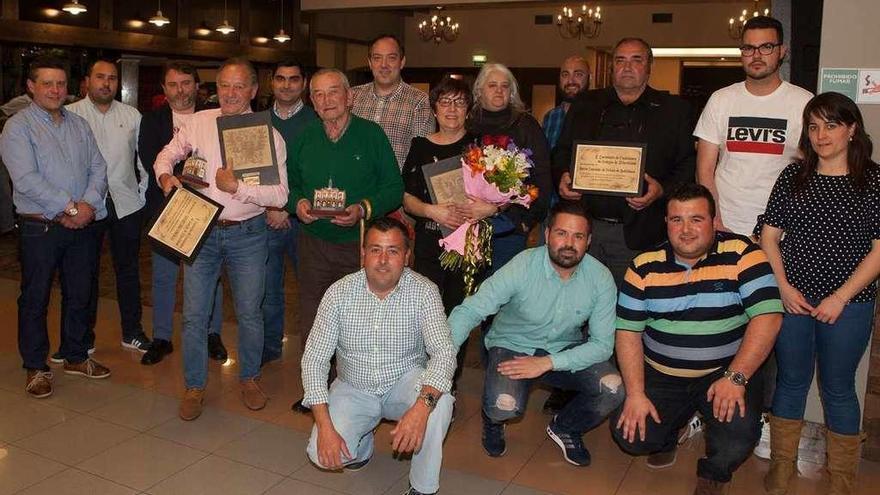 Homenajeados y organizadores, con representantes políticos.