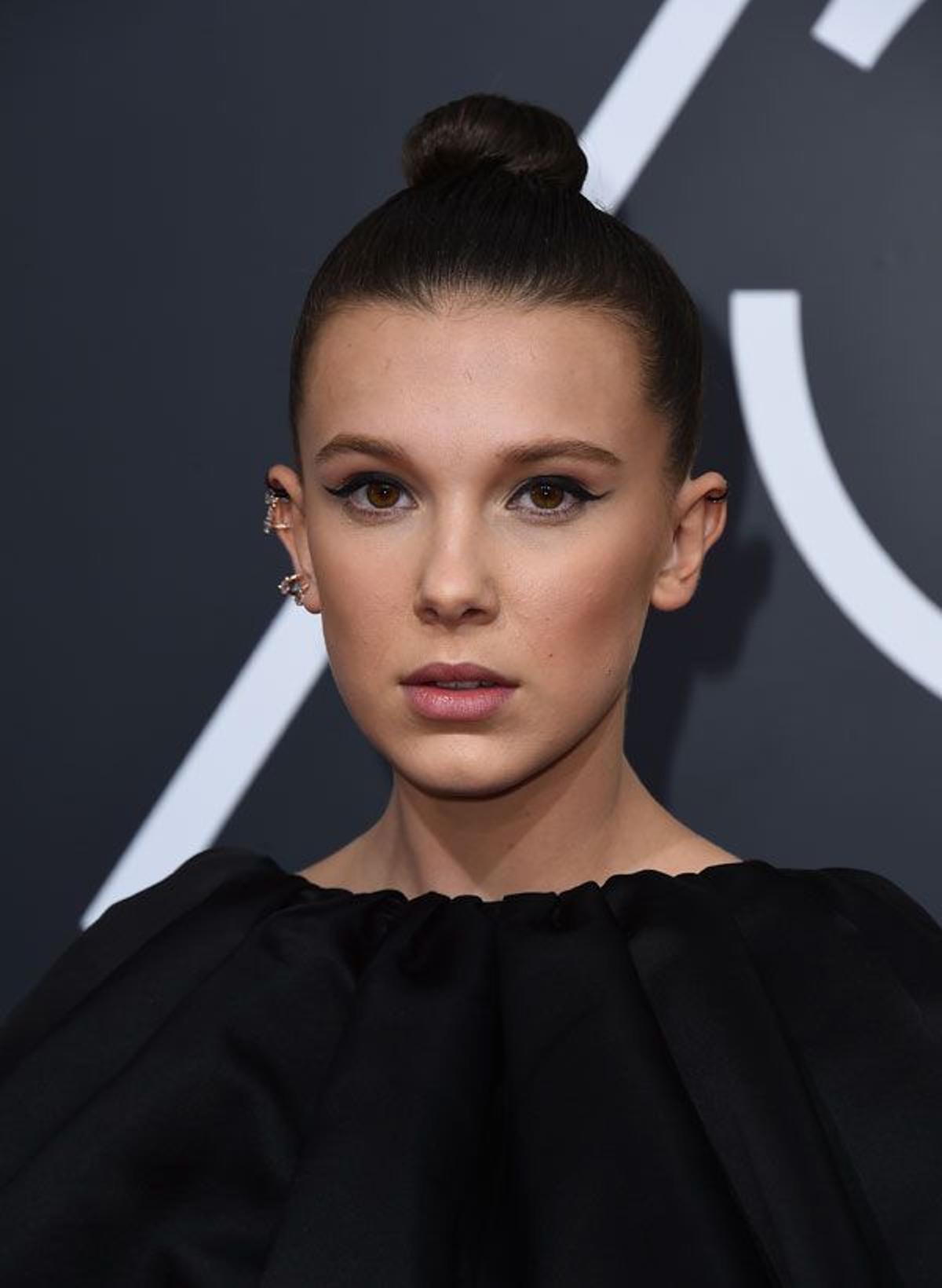 Globos de Oro 2018: Millie Bobby Brown de Calvin Klein