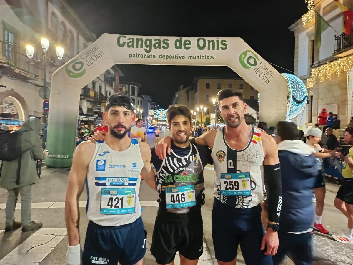 Podio de la prueba masculina de la San Silvestre de Cangas de Onís