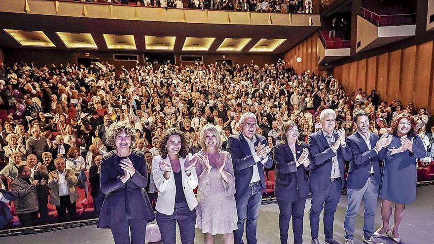Los candidatos de El Pi, ante la sala magna del Auditorium casi llena.