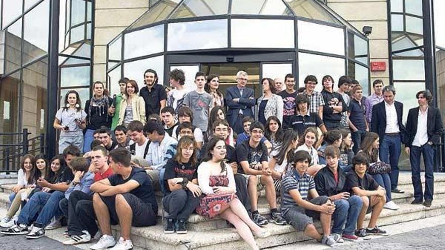 Los noventa alumnos del Aula Tecnópole disfrutaron de una merienda, en el recinto empresarial, para reponer fuerzas.  // Osorio