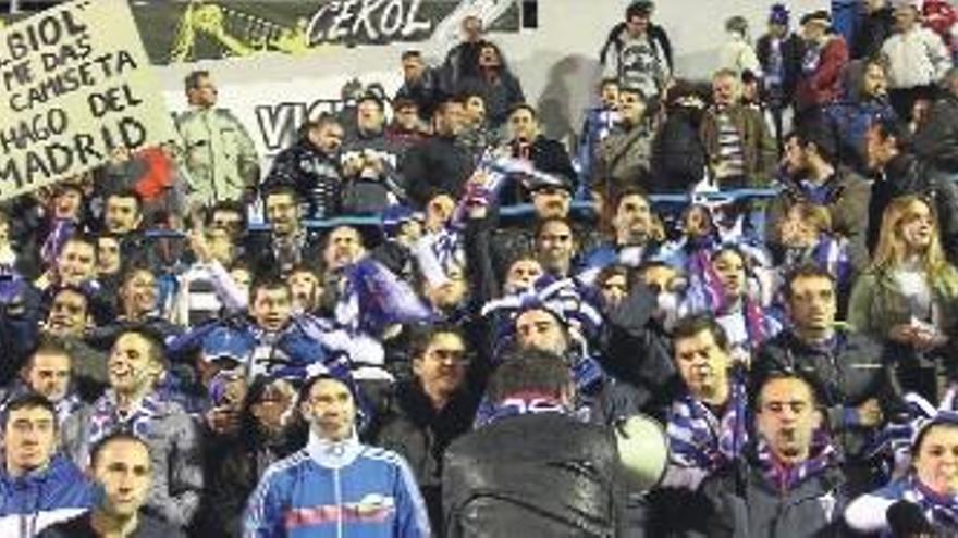 Aficionados del Alcoyano en la grada de El Collao durante el choque frente al Real Madrid.