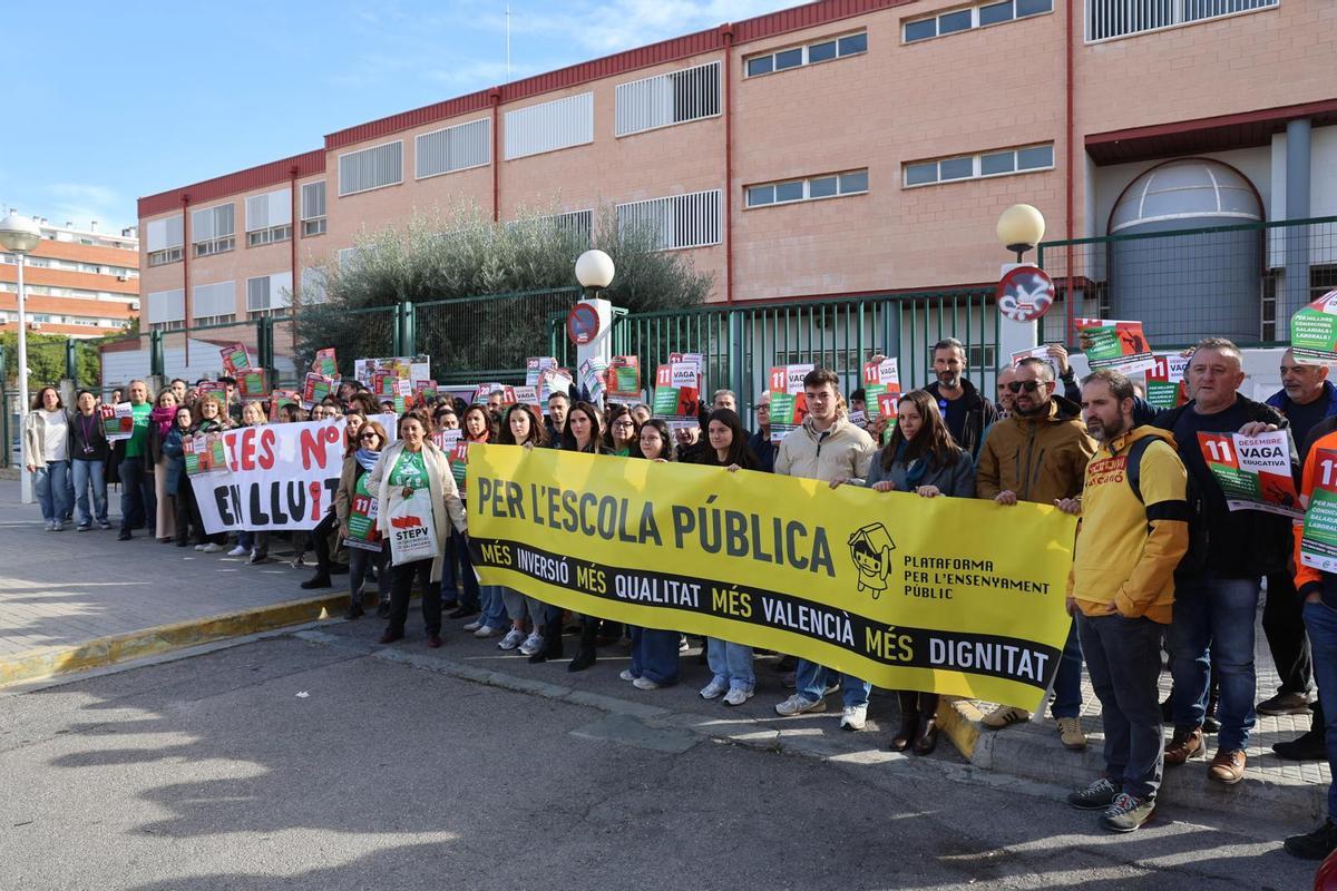 Docentes y representantes sindicales, en la concentración del Port de Sagunt.