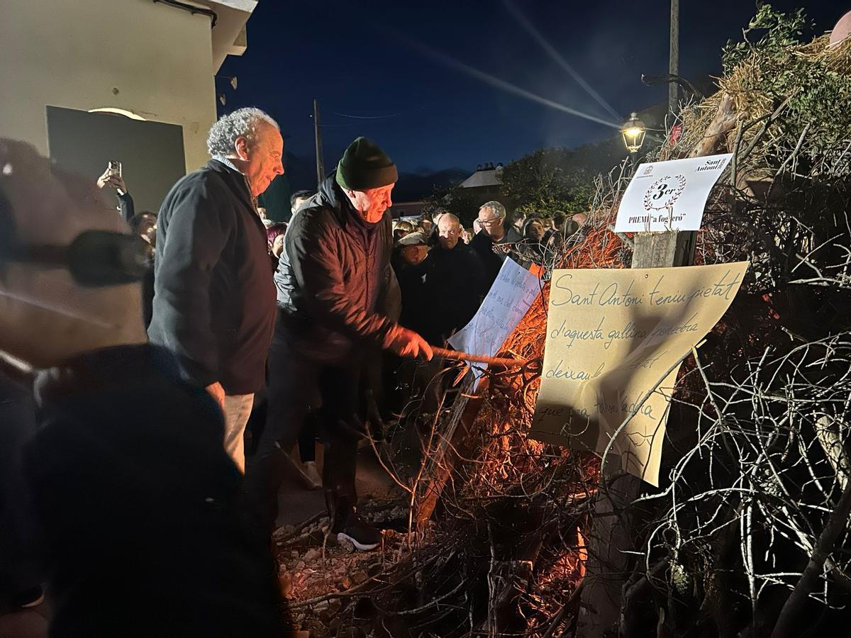 El alcalde enciende un 'fogueró' en Petra.