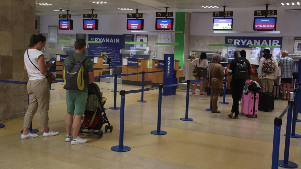 Els taulells de passatgers de Ryanair a l&#039;aeroport de Girona