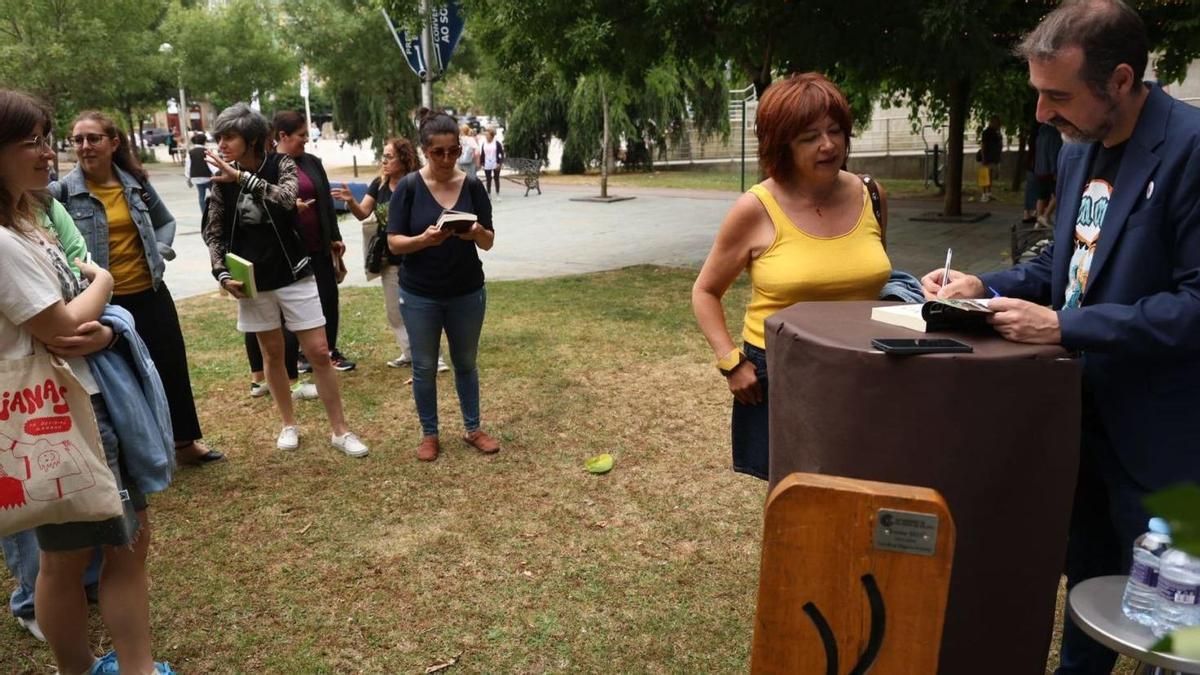 El escritor Rober Cagiao firmando ejemplares de su obra «A Dama de Anboto».
