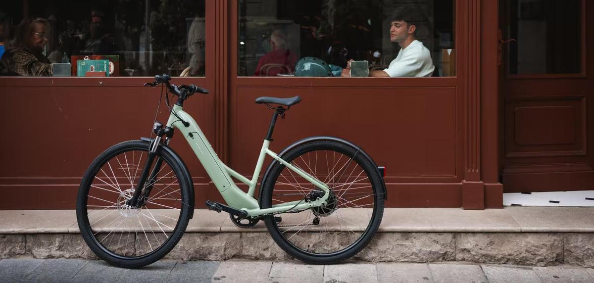 La bicicleta Rockrider E-ACTV 100 en color verde almendra