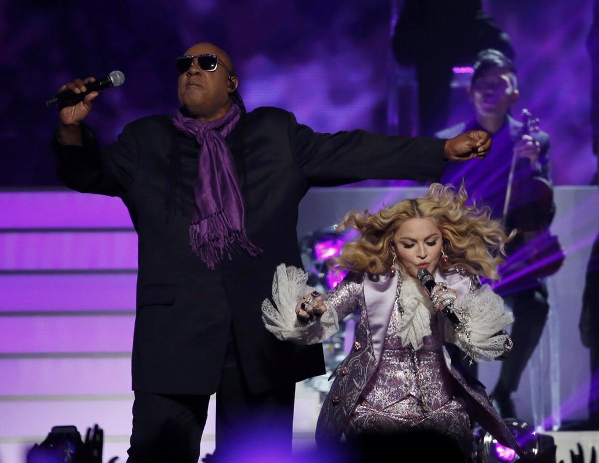 Stevie Wonder and Madonna perform Purple Rain during the tribute to Prince at the 2016 Billboard Awards in Las Vegas, Nevada, U.S., May 22, 2016.  REUTERS/Mario Anzuoni