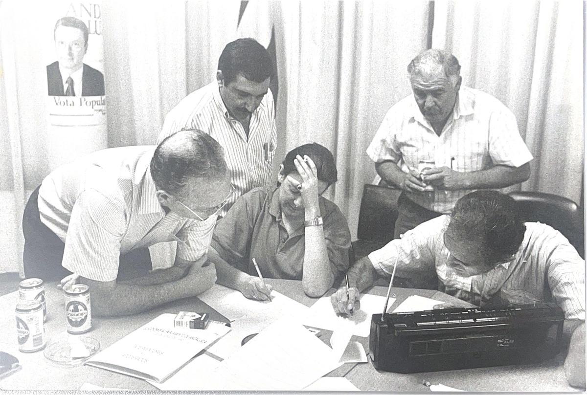 Hernández Mancha (dcha. abajo), en una noche electoral con Juan Ojeda de candidato de Partido Popular.