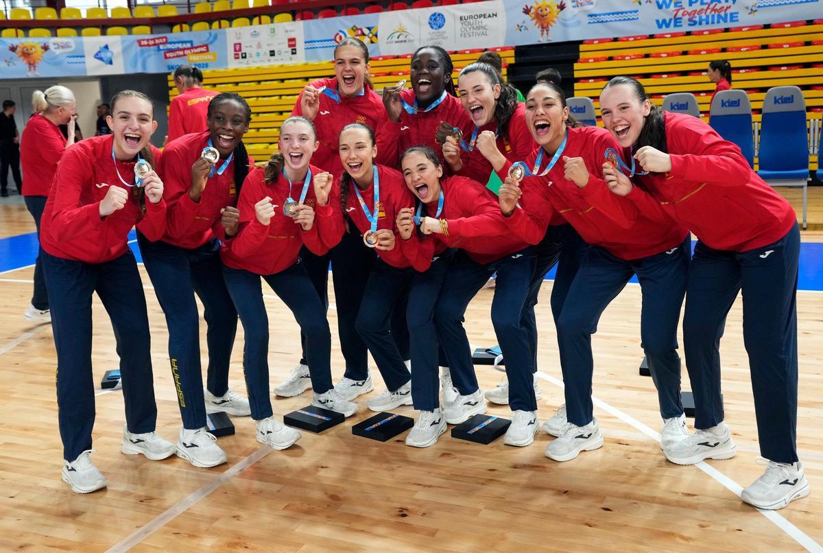 Las jugadoras españolas, con Claudia Lostal, celebran su medalla de oro.