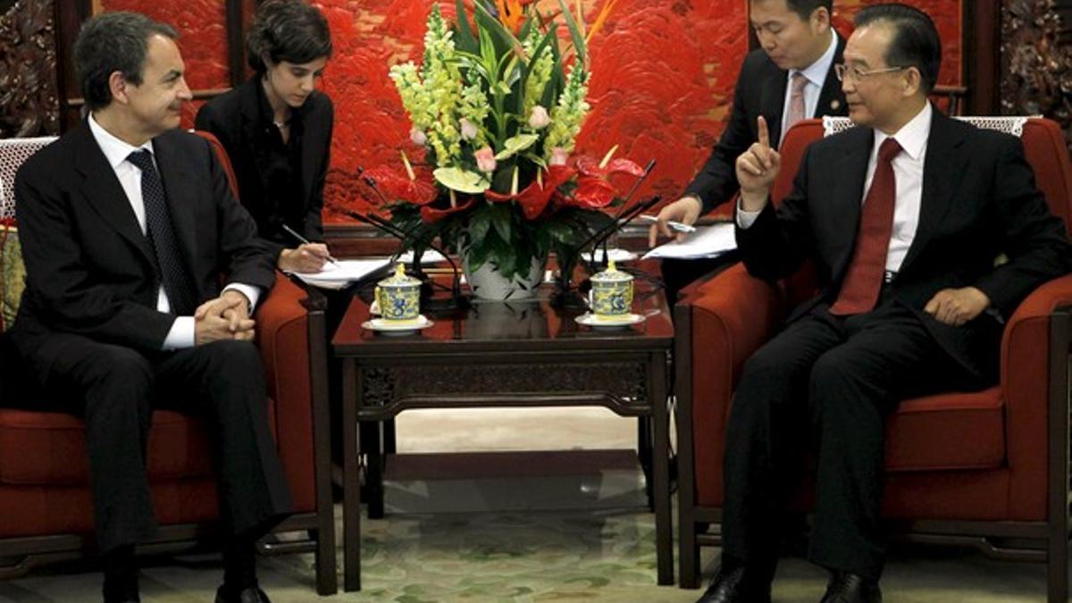 José Luis Rodríguez Zapatero escucha al primer ministro chino, Wen Jiabao, este martes, durante la reunión que han mantenido en Pekín.
