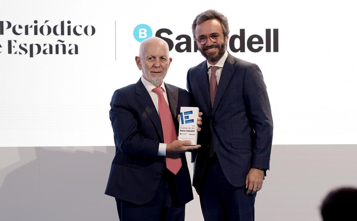 Aitor Moll, consejero delegado de Prensa Ibérica, entrega el Premio ‘Empresa Internacional’ a José García-Carrión, presidente de García Carrión.