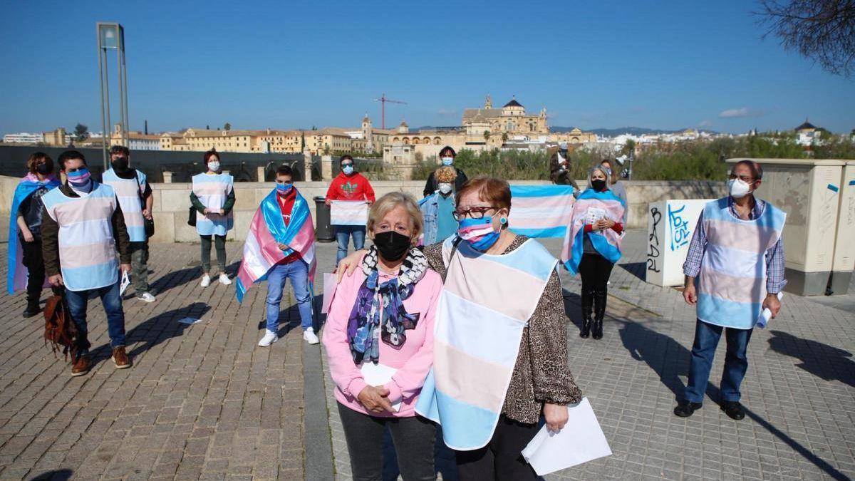 La asociación Todes Transformando, en una concentración reclamando luz verde a la ley Trans.