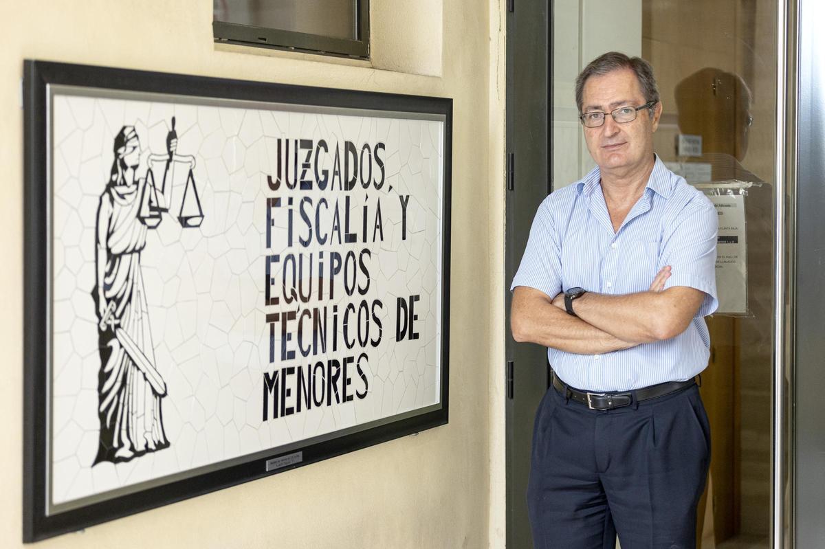 Carlos Ferreirós en la entrada de la Fiscalía de Menores de Alicante.
