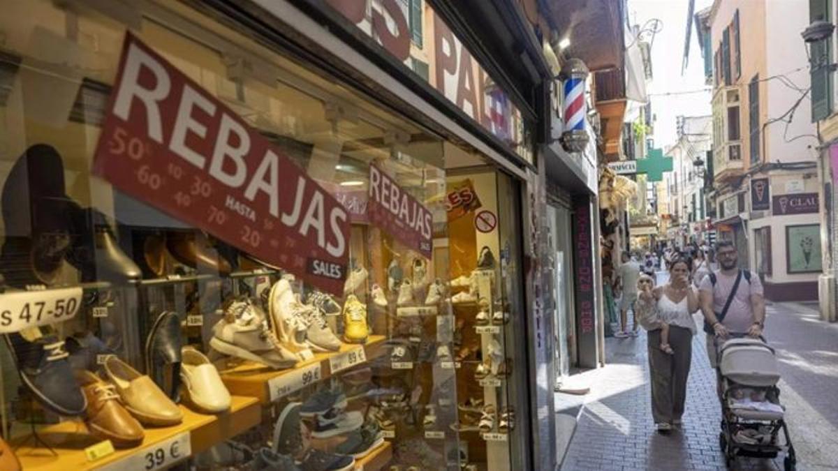 Schlussverkauf in einem Schuhgeschäft im Carrer Sindicat in Palma.