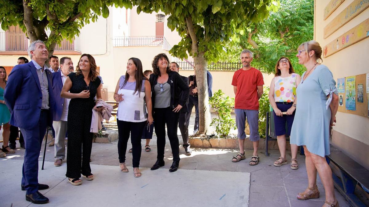 Els consellers d&#039;Educació, Presidència i Acció Climàtica durant la visita a l&#039;escola Sant Miquel de Peramola