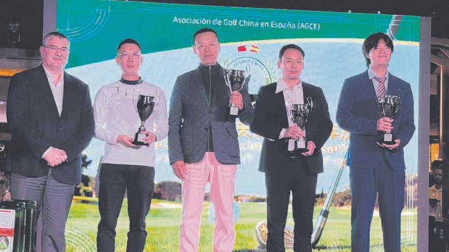 David Castro (i.) con los premiados en la gala. | |