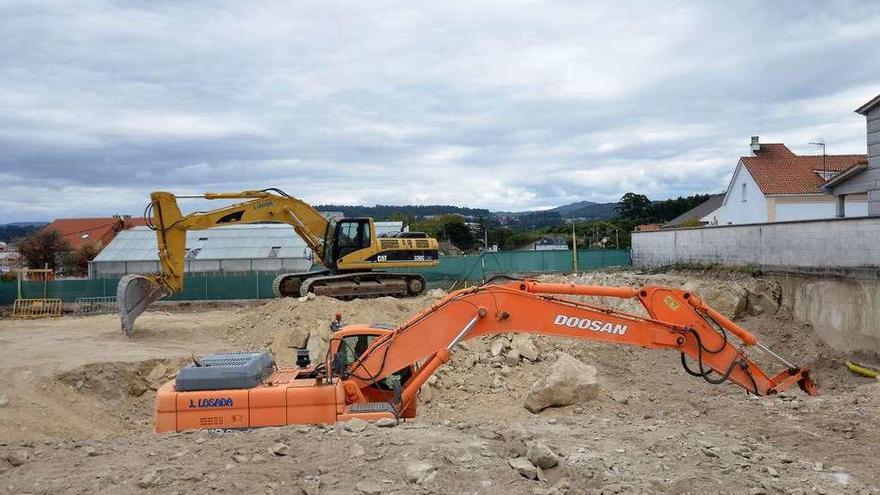 La maquinaria ya trabaja en el movimiento de tierras para la primera residencia de Juan XXIII. // G. Santos