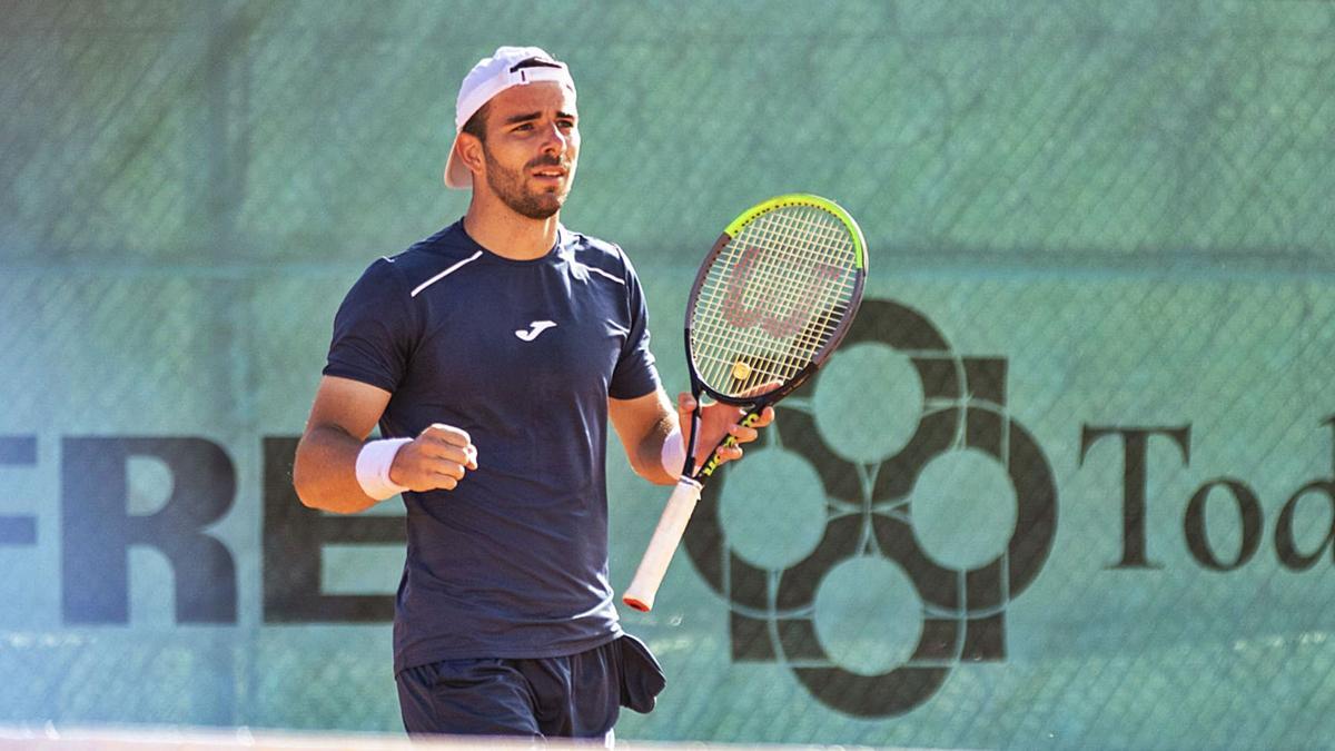 El catalán Eduard Esteve, semifinalista del Gran Canaria Challenger 2, celebra un punto en su partido de cuartos ante Zeppieri, ayer en El Cortijo. | | MARTA MAGNI/MEF TENNIS EVENTS