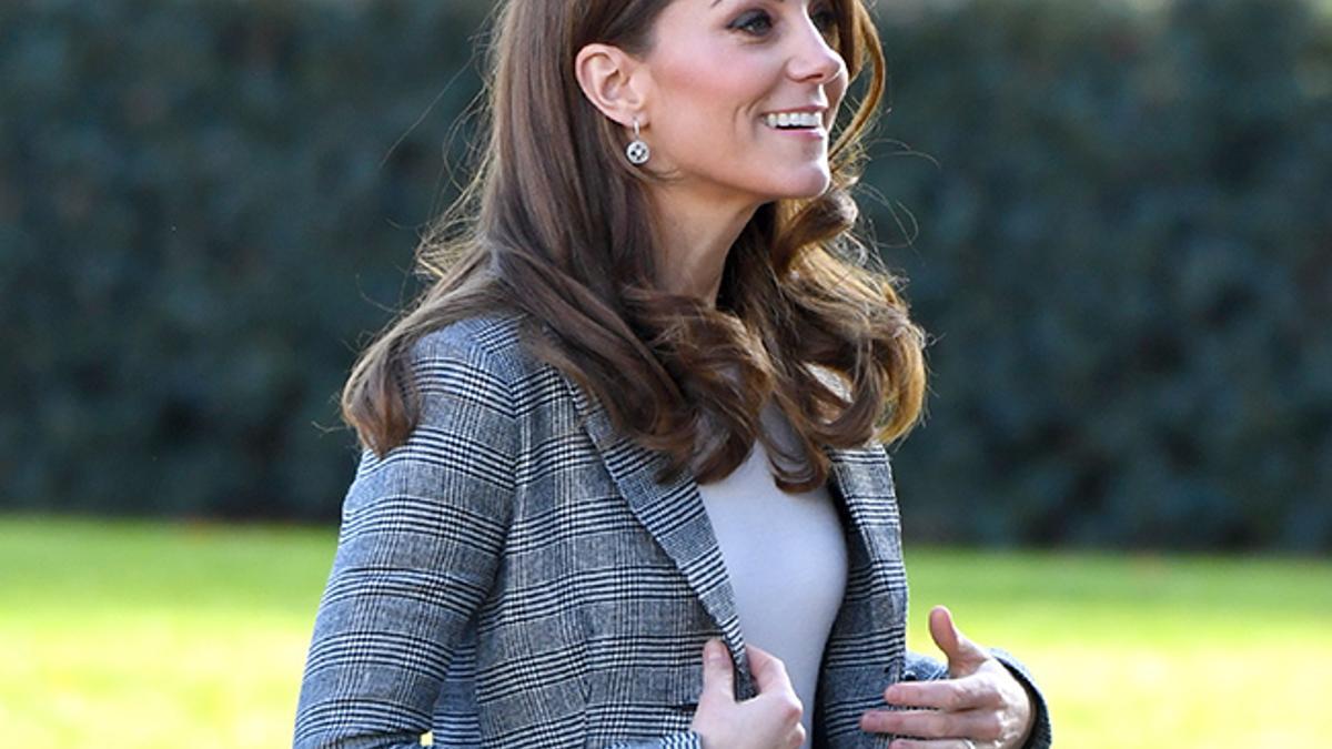 Primer plano de Kate Middleton luciendo chaqueta americana de cuadros