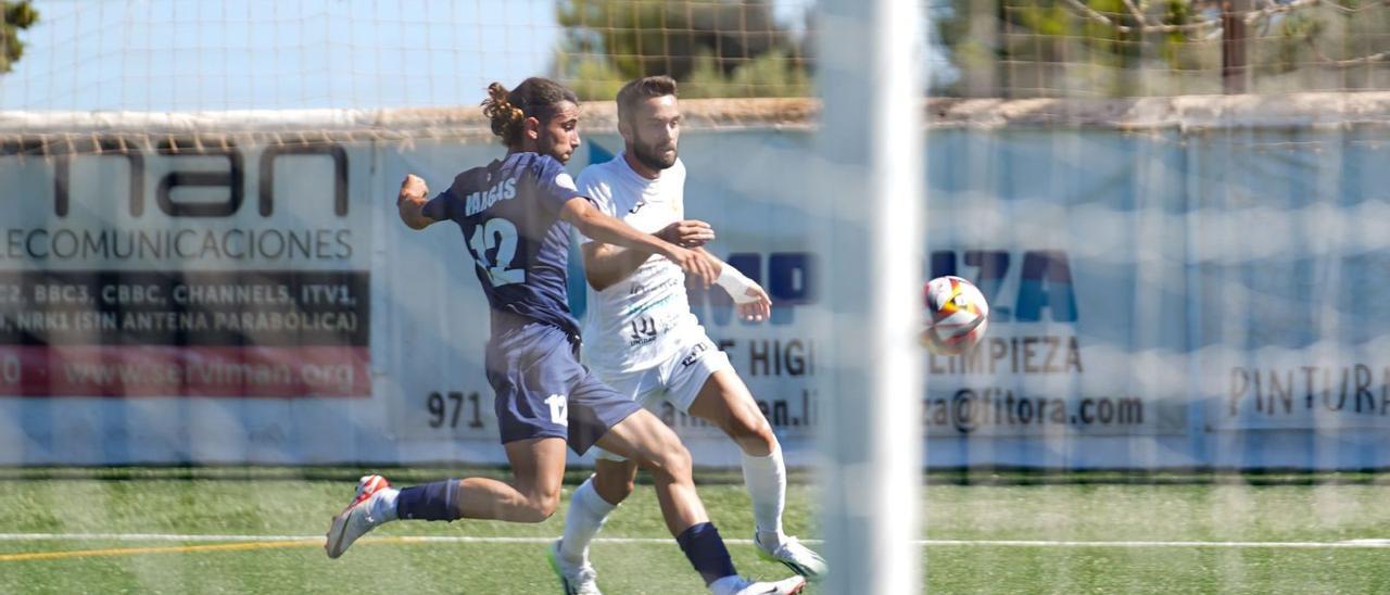El peñista David Ballarín, en una acción ofensiva del conjunto santaeulaliense, pugna por el balón con el defensa rival Marc Vargas.