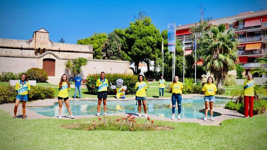 Buena parte del grupo de entrenadoras del CB Rincón de la Victoria posan para La Opinión de Málaga delante de la Casa Fuerte de Bezmiliana, en la localidad rinconera.