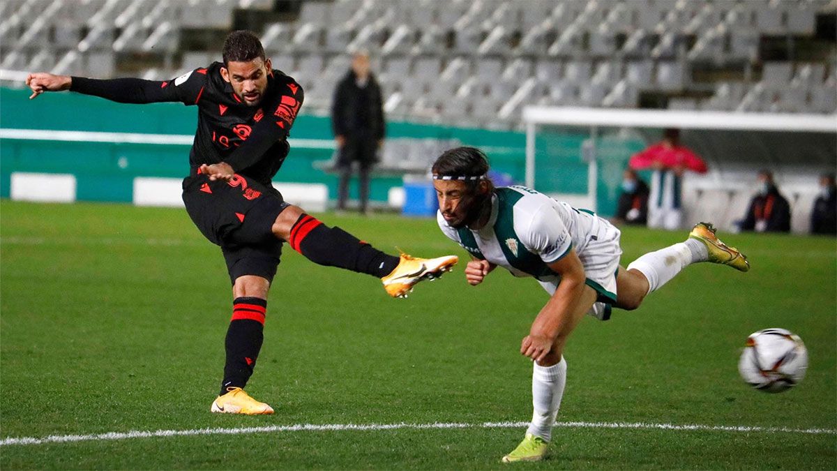 Willian José dispara a gol para marcar el doblete al Córdoba