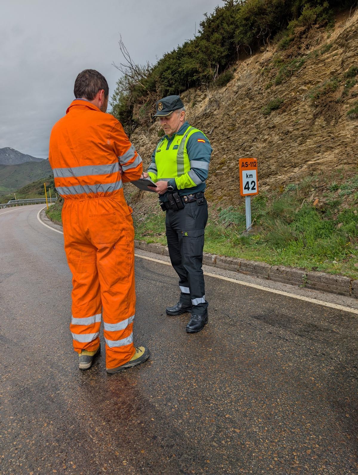 Un agente de la Guardia Civil conversa con el operario de las obras de la carretera de San Isidro que casi resulta atropellado