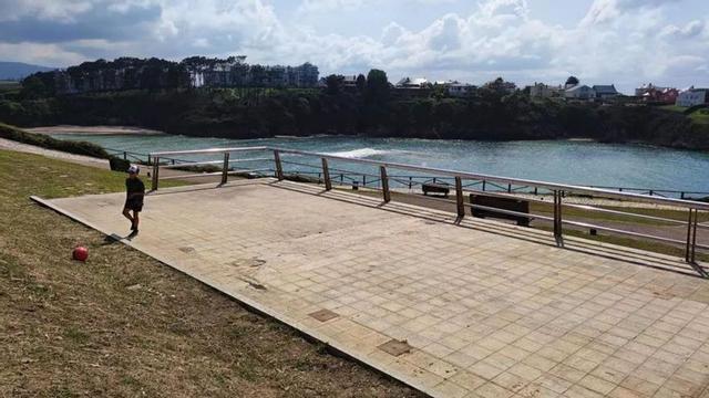 El mirador de la playa una vez retirada la estructura de la gaviota, en 2023. |  T. Cascudo
