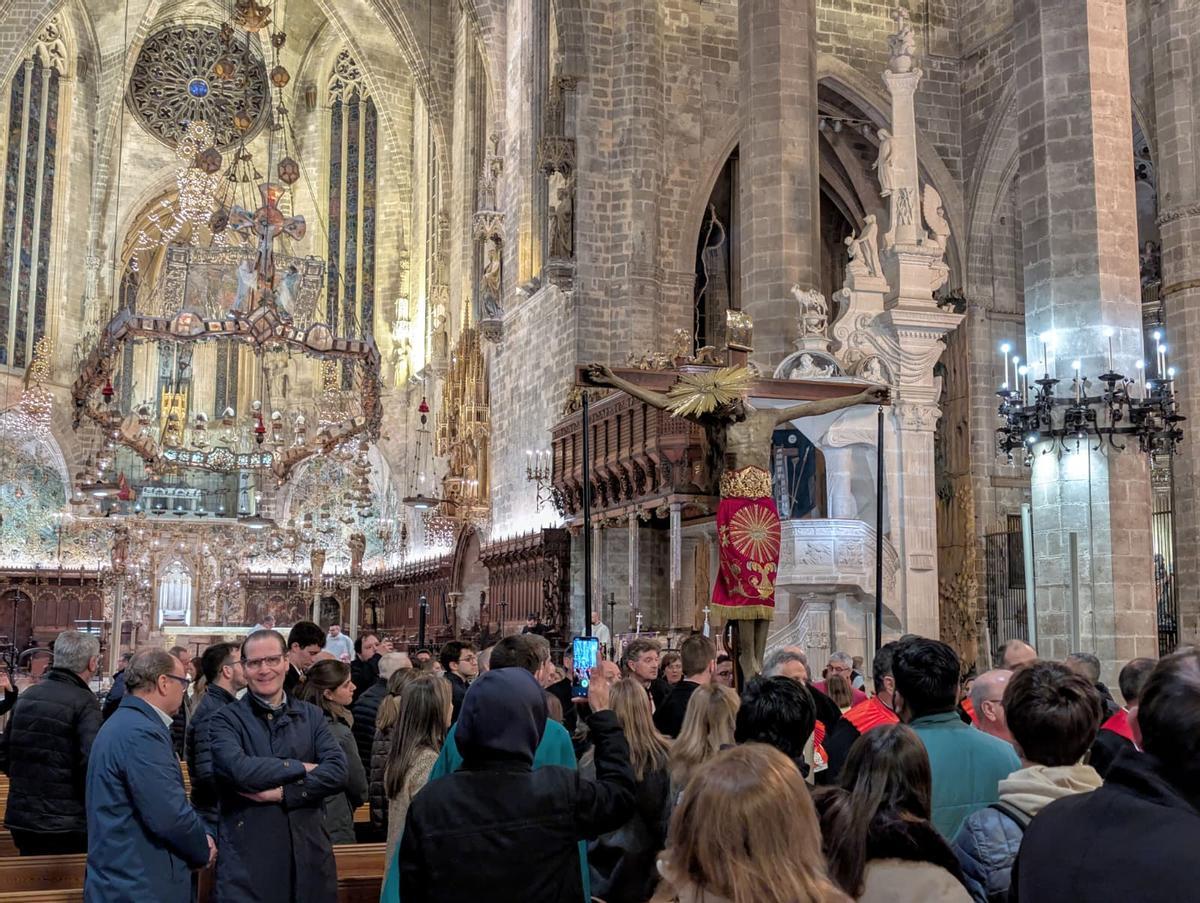 La llegada de la procesión del Crist de la Sang a la Catedral, en imágenes