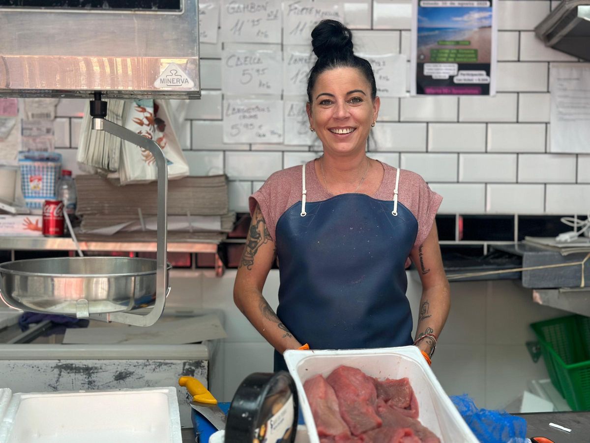 Marta, una vecina de Torreblanca posa desde la pescadería donde trabaja.
