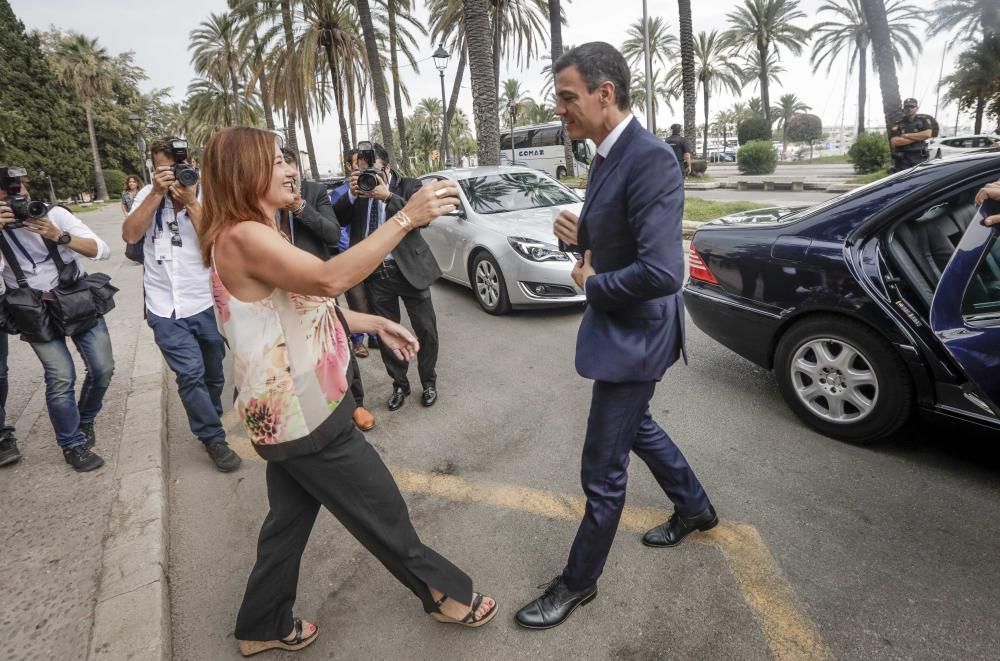 Francina Armengol recibe a Pedro Sánchez en el Consolat de la Mar