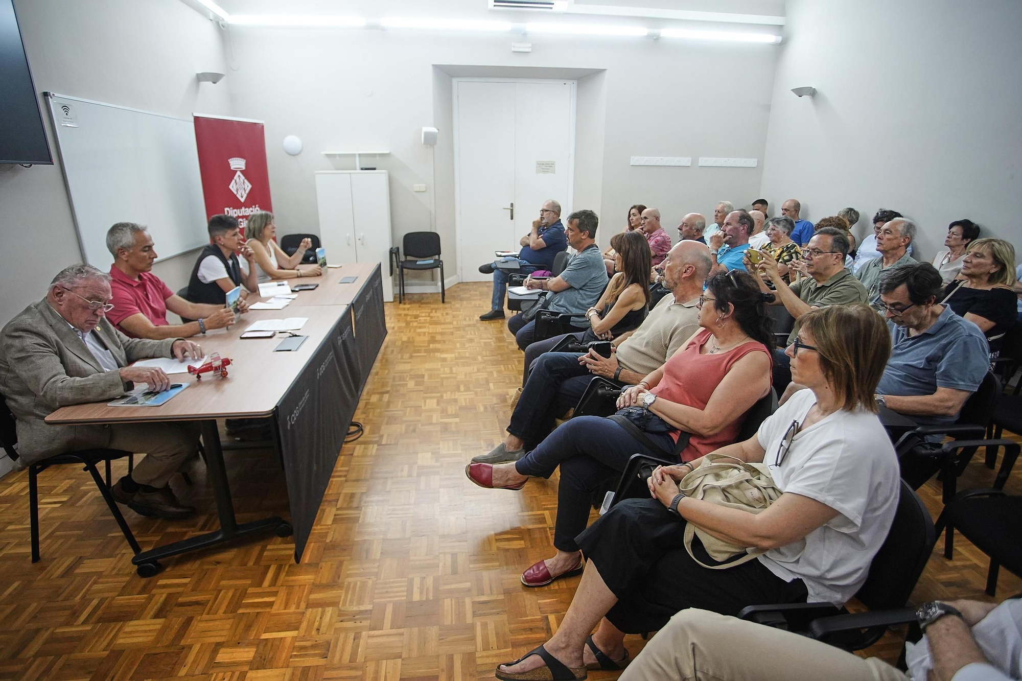 Les fotos de la presentació del llibre "L’aviació", un nou volum dels "Quaderns de la Revista de Girona"