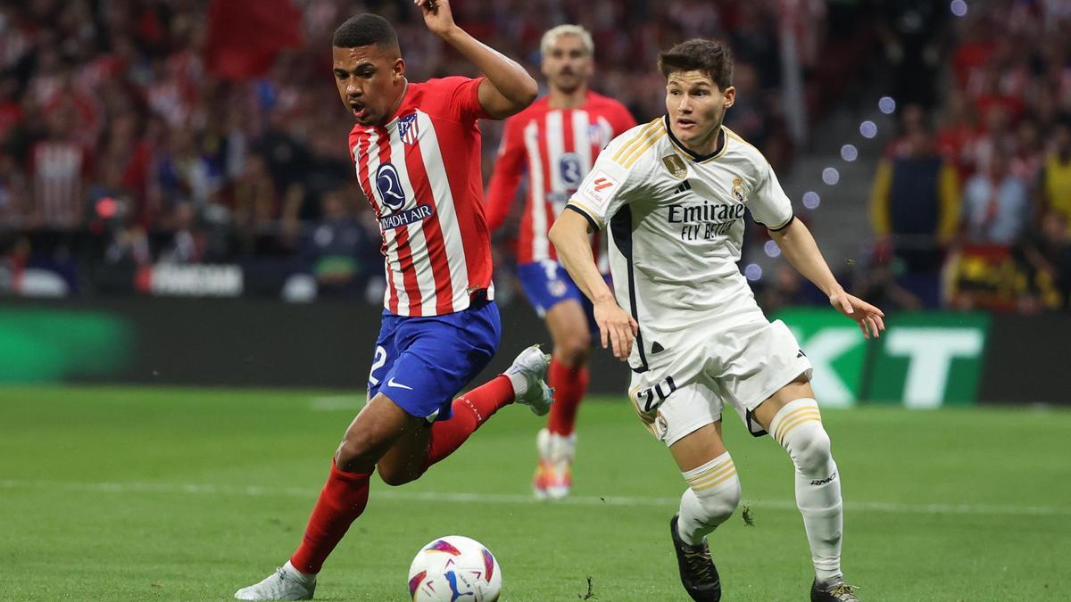 Samuel Lino, ante Fran García en el Atlético-Real Madrid.