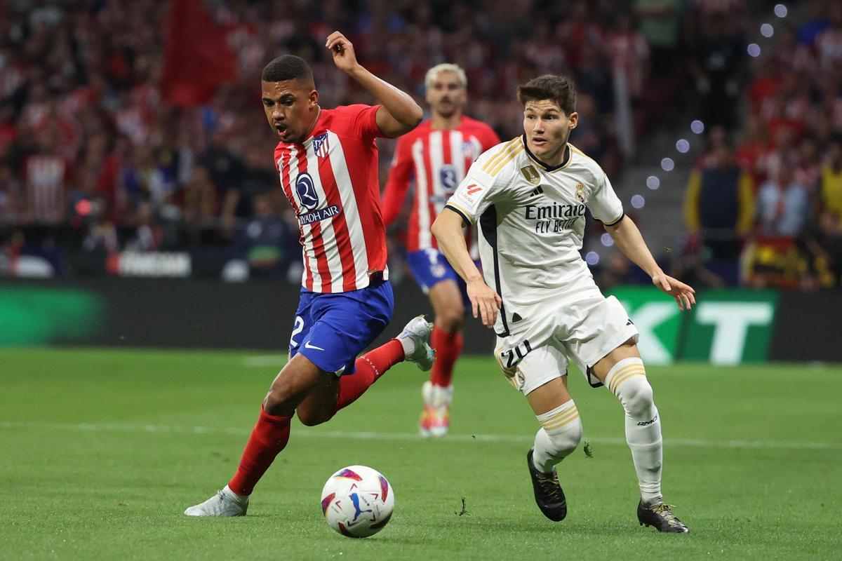 Samuel Lino, ante Fran García en el Atlético-Real Madrid.