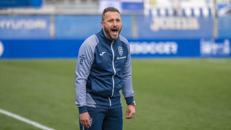 Jordi Roger da instrucciones a sus jugadores.