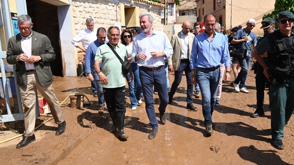 El presidente del Gobierno de Aragón, Jorge Azcón, durante su visita a Azaura, este lunes.