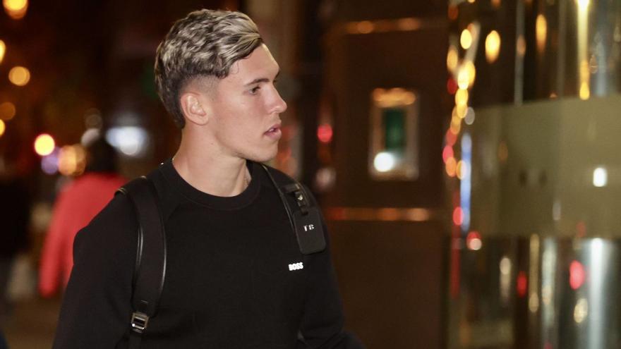 Thiago Borbas, ayer, a su llegada al hotel en Oviedo. | IRMA COLLÍN