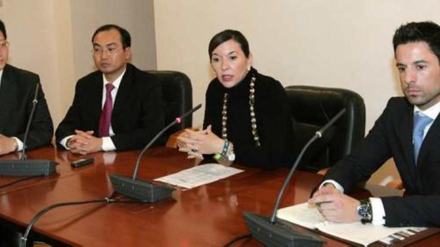 La alcaldesa, entre el vicepresidente de la compañía china y su intérprete, a la izquierda, y el gerente de la firma ilicitana, a la derecha.