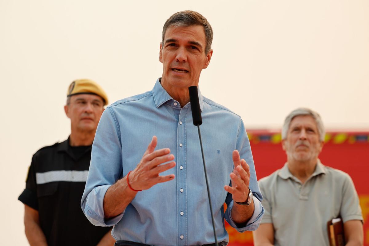 CENICIENTOS (C. DE MADRID), 25/07/2026.- El presidente del Gobierno, Pedro Sánchez comparece desde el Puesto de Mando Avanzado (PMA) ubicado en la localidad madrileña de Cenicientos, este sábado. Las llamas siguen devorando parte de la Comunidad de Madrid y la provincia de Ávila en unos incendios extremos, que han consumido ya unas 20.000 hectáreas y han obligado a desalojar o confinar a 60.000 personas mientras avanzan sin control, aunque las autoridades ven una oportunidad en los trabajos de extinción debido a la mejoría de las condiciones meteorológicas. EFE/Mariscal