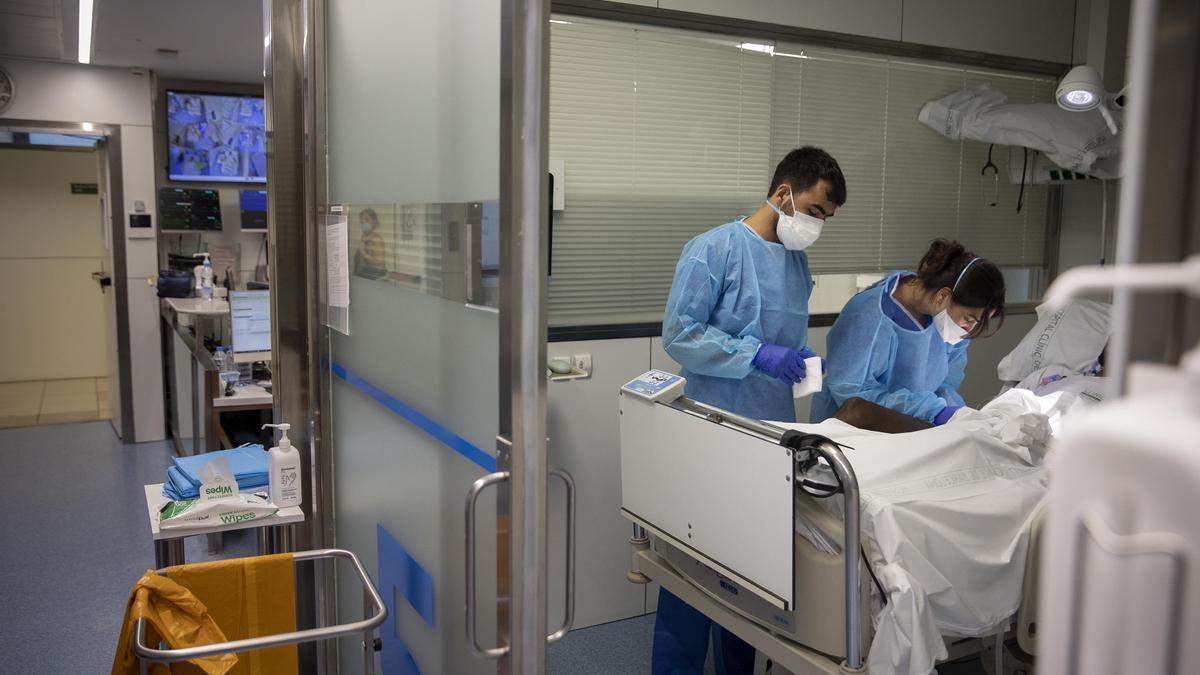 Sanitarios en una uci de un hospital catalán.