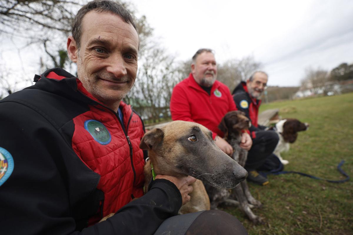 VÍDEO: Así trabajan los perros de rescate que encontraron al octogenario desaparecido en Cudillero