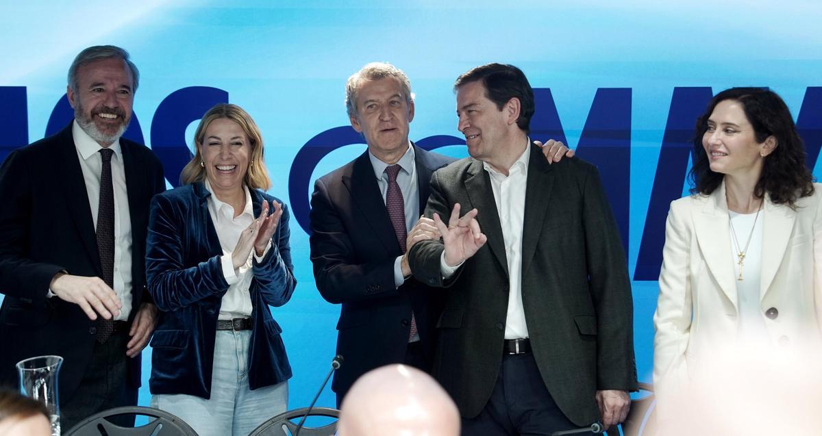 Alberto Núñez Feijóo, junto a Alfonso Fernández Mañueco y María Guardiola, Isabel Díaz Ayuso y Jorge Azcón, en la junta directiva nacional del Partido Popular, este lunes.