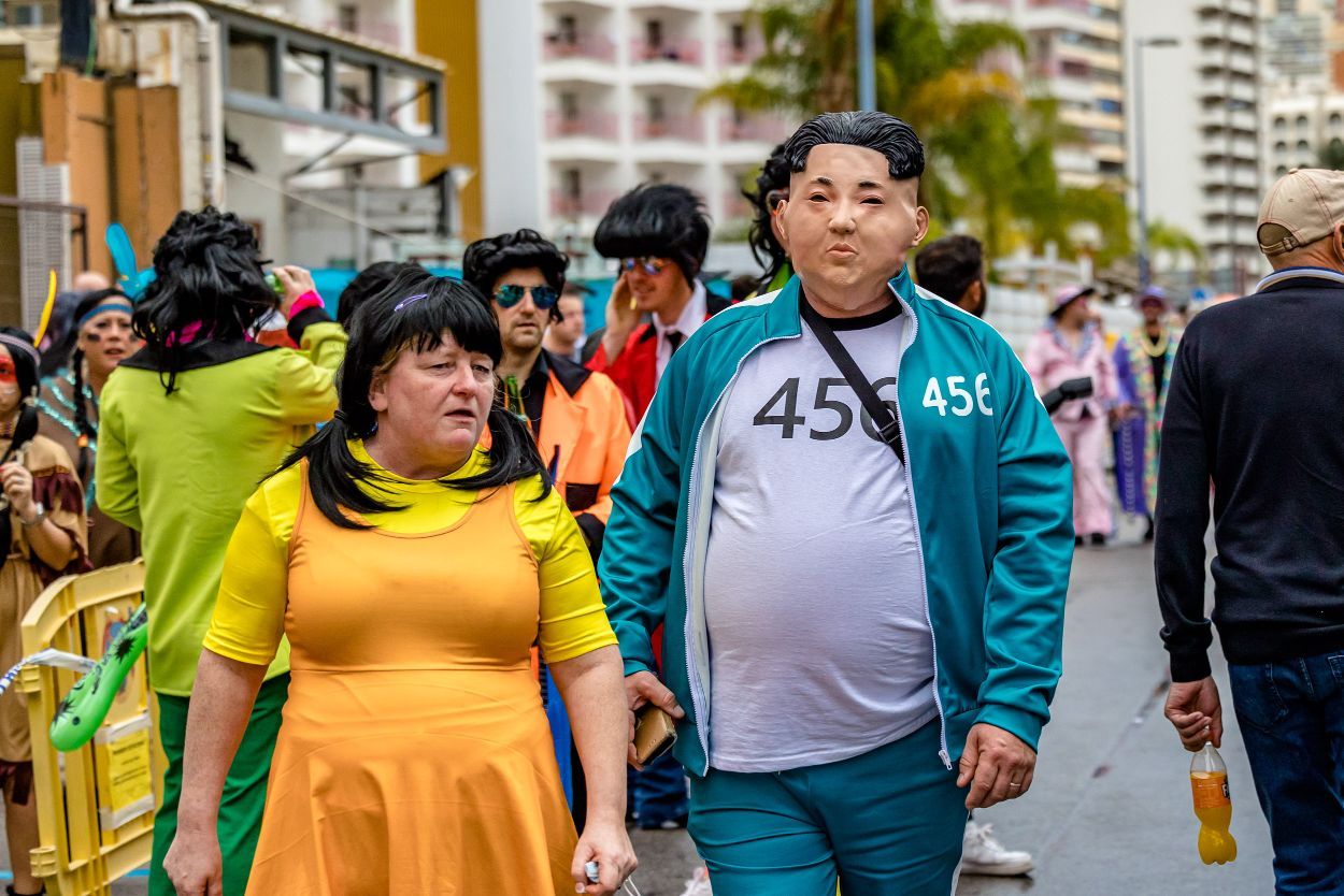 Los británicos desafían a la lluvia y celebran su "Fancy Dress Party" en Benidorm