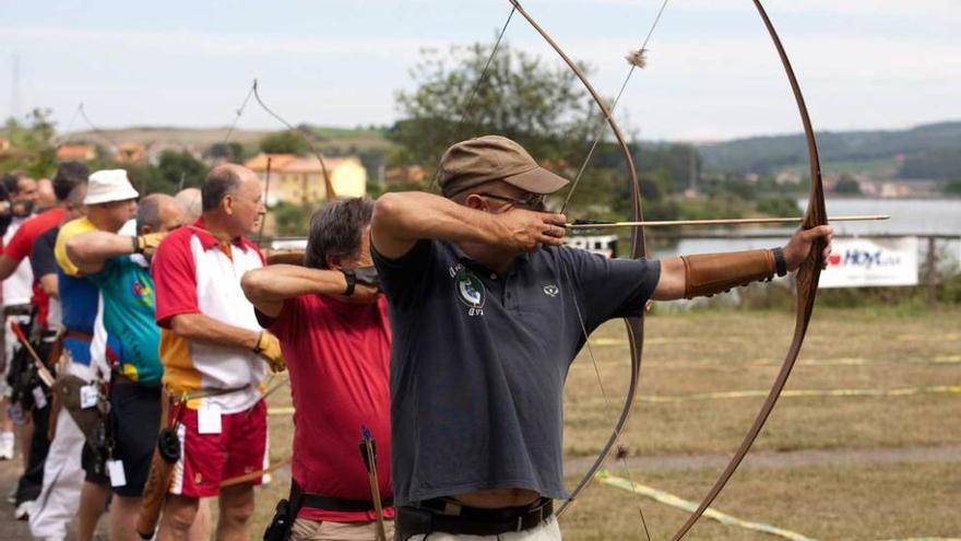 Participantes en una prueba en el campo de tiro con arco de Corvera.