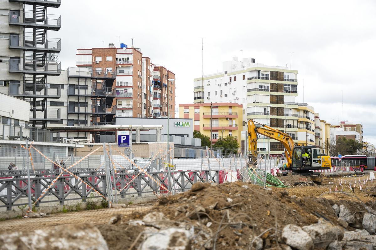 Las obras del metro de Sevilla avanzan en la avenida Doctor Fedriani.