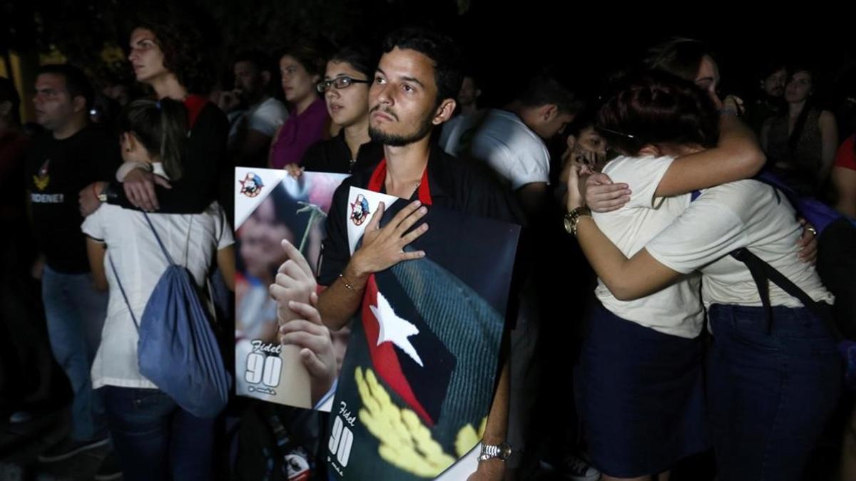 Estudiantes universitarios de La Habana siguen los funerales de Fidel Castro en Santiago por televisión.