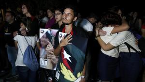 Estudiantes universitarios de La Habana siguen los funerales de Fidel Castro en Santiago por televisión. 