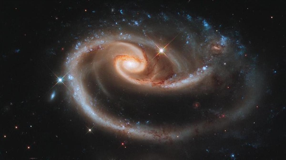 Dos galaxias llamadas en su conjunto ARP 273, en la constelación de Andrómeda, a 300 años luz de la Tierra, interaccionan formando una fotogénica rosa. La imagen fue captada en diciembre del 2010.